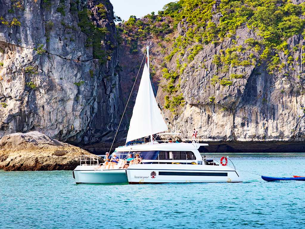 catamaran-cruise-halong-bay